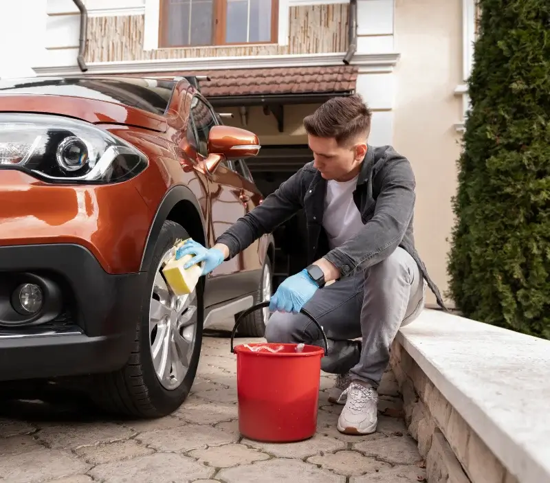 Lavage auto à domicile Ventavon : professionnel intervenant sur un véhicule